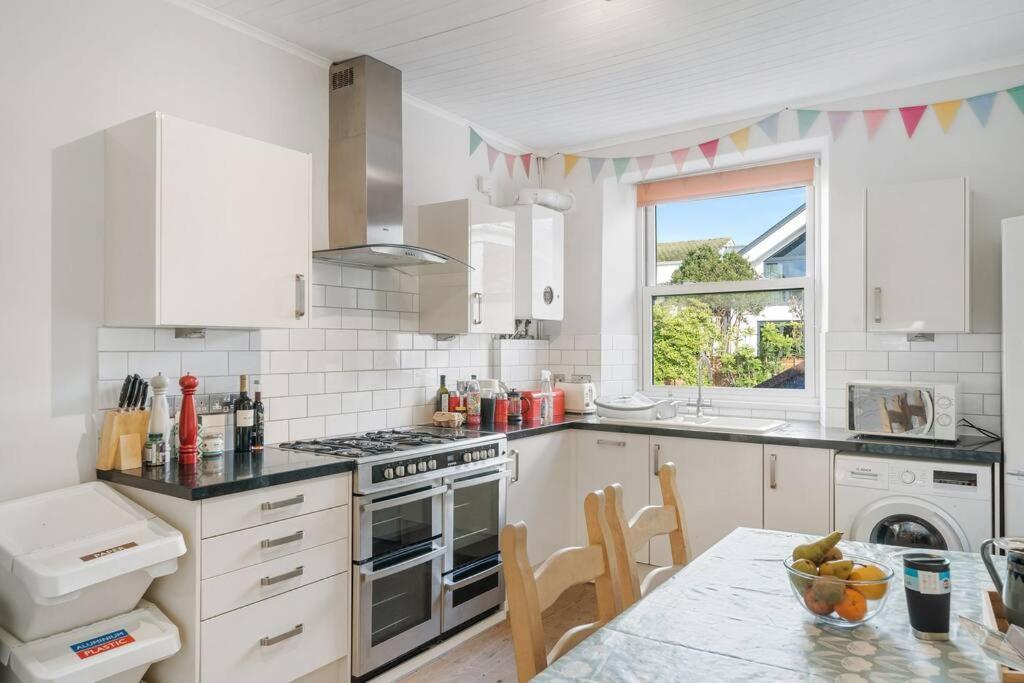 Manacles - Spacious Flat Near Beach With Sea Views & Parking ファルマス エクステリア 写真